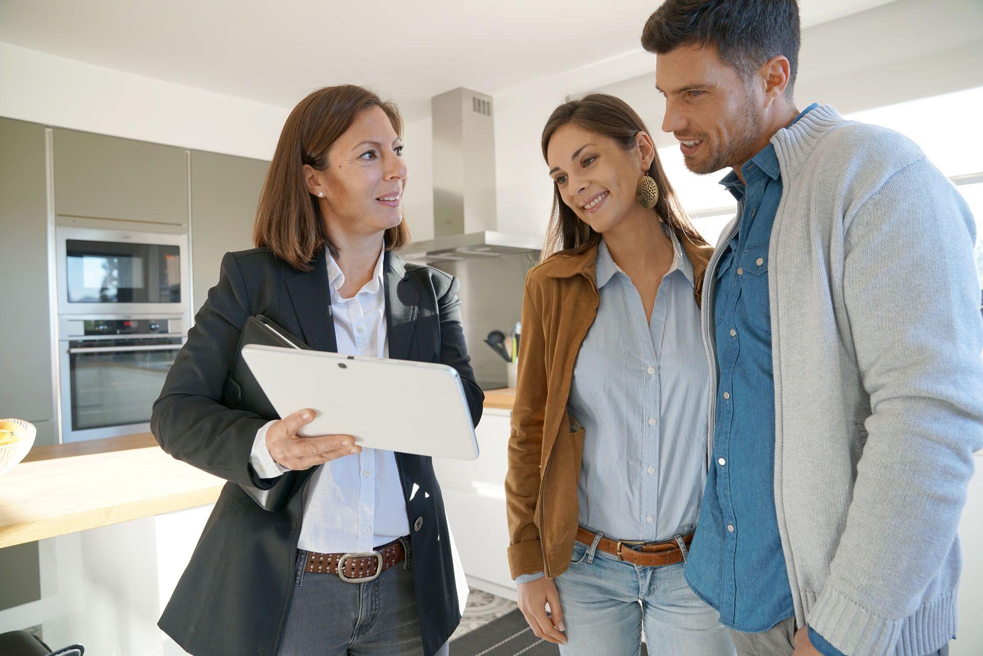 Un agent immobilier qui fait visiter un bien à ses clients