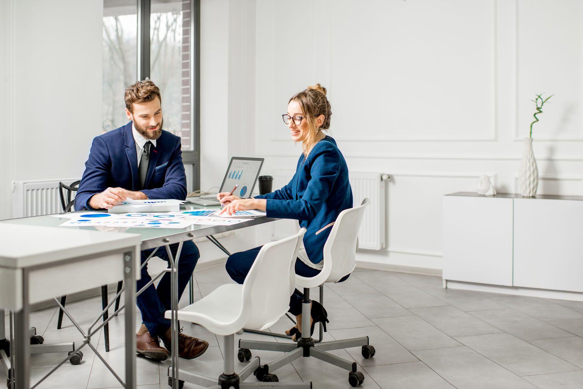 Un assistant manager dans l'exercice de ses fonctions