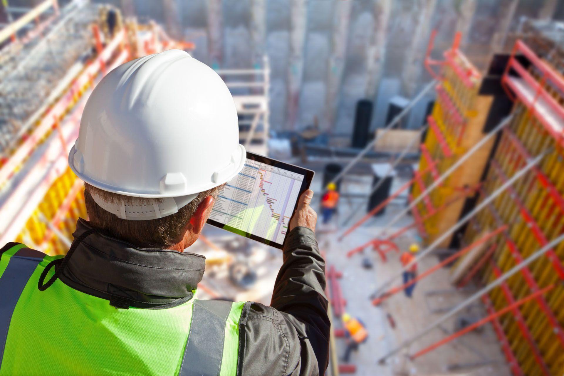 Un travailleur dans le bâtiment dans l'exercice de sa pratique