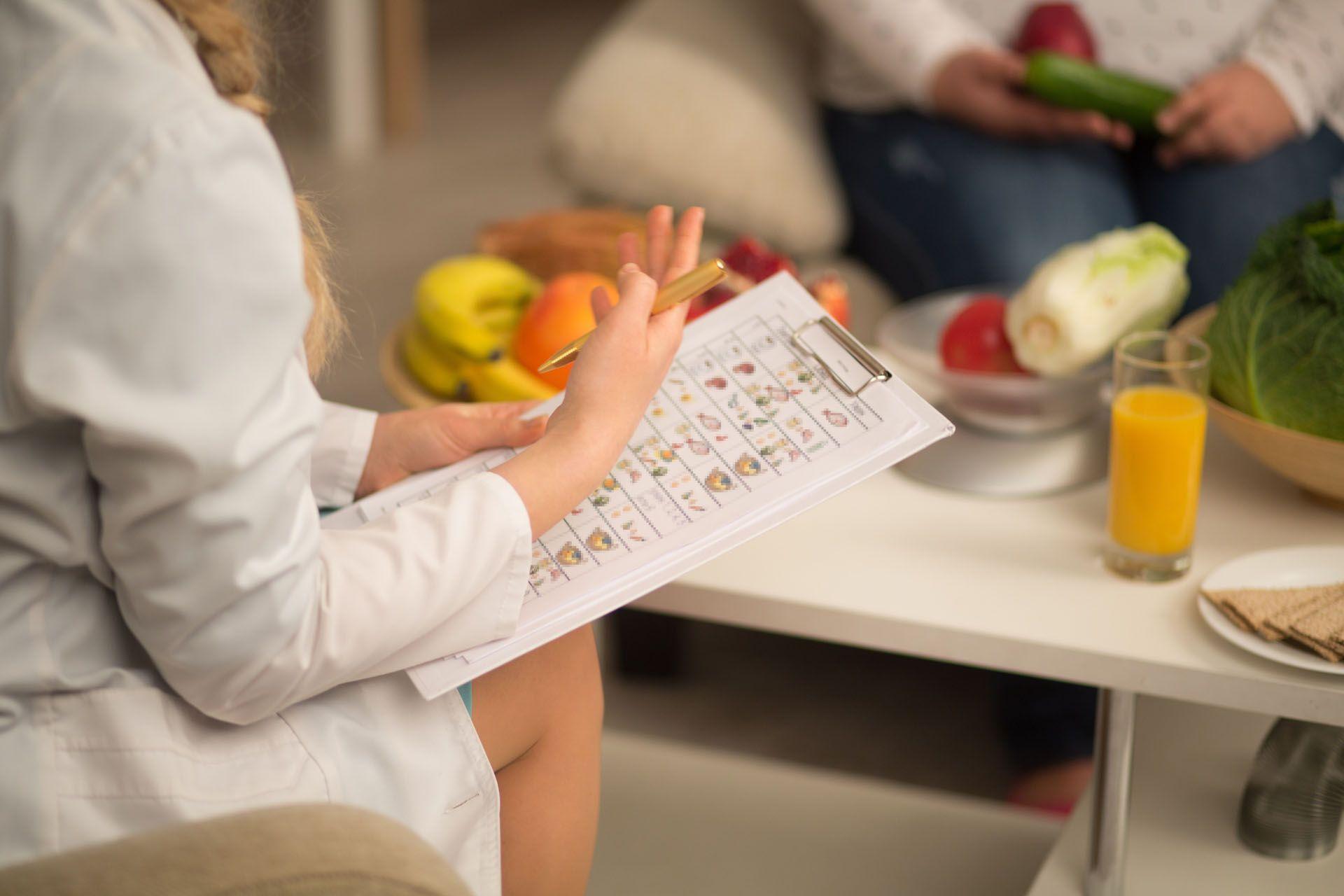 Dietéticienne entrain de donner des conseils à son patient