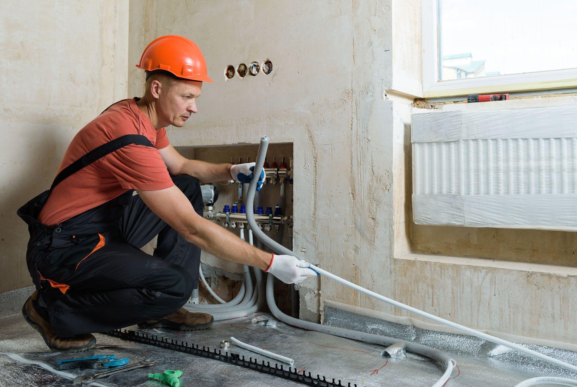 Un monteur en installations thermiques dans l'exercice de sa pratique