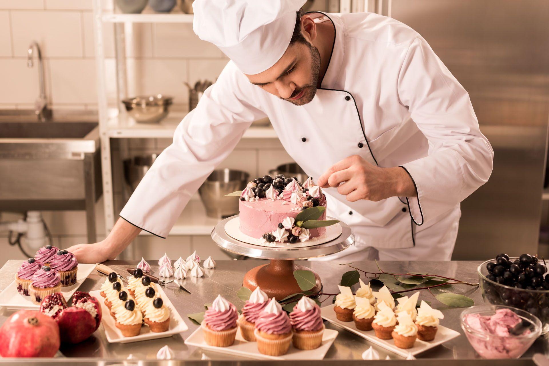 Un patissier entrain de terminer la préparation de son gateau