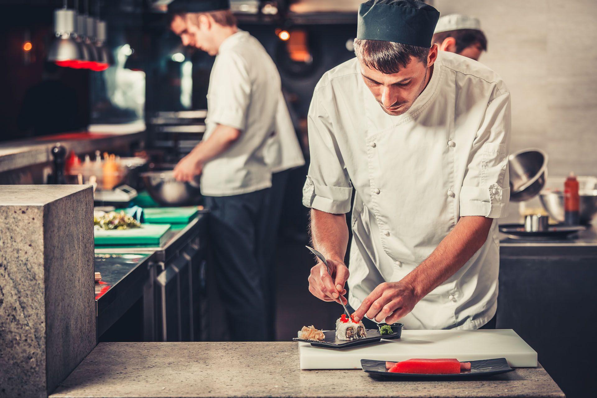 Un commis de cuisine dans l'exercice de ses fonctions
