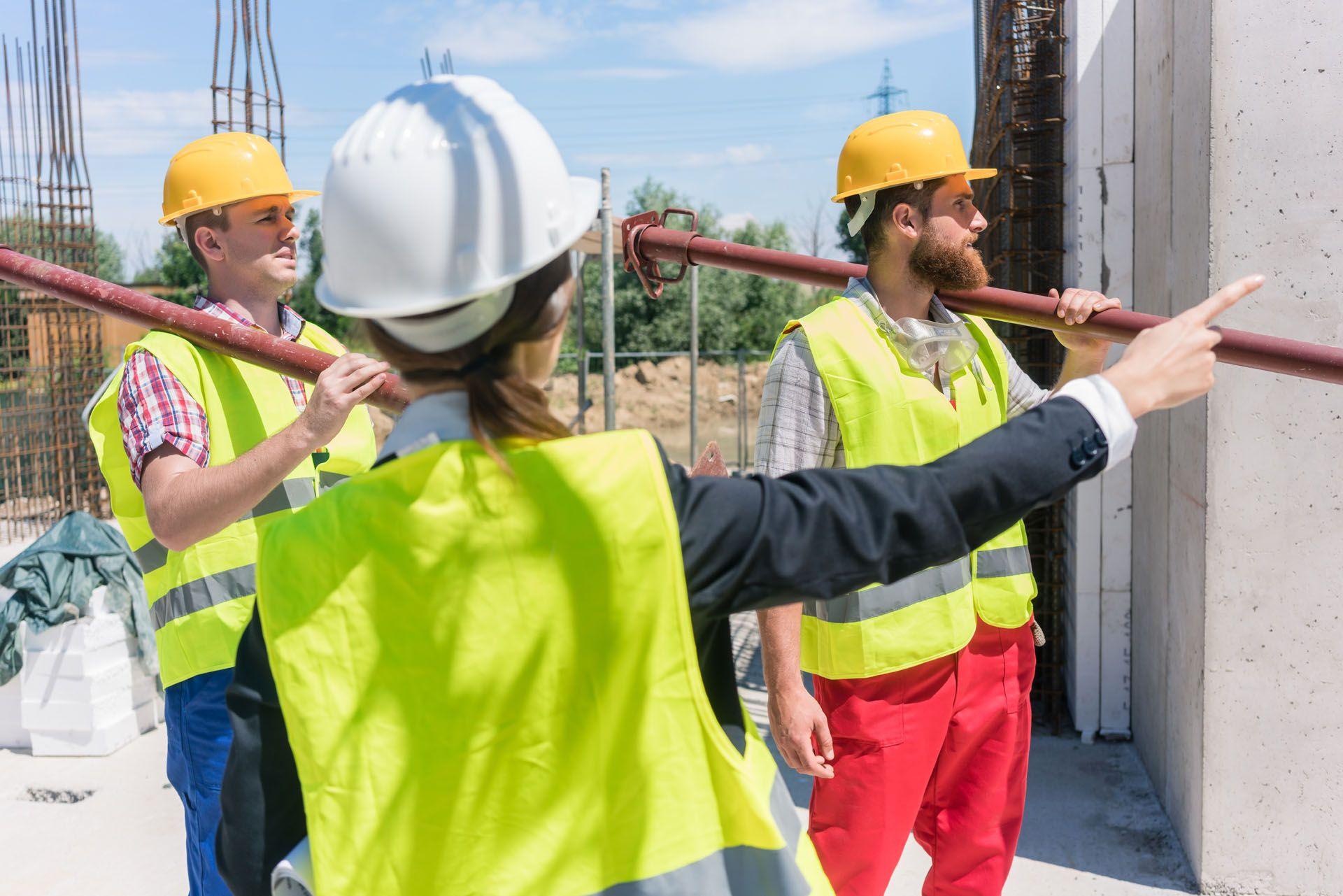 Un conducteur de travaux dans l'exercice de ses fonctions