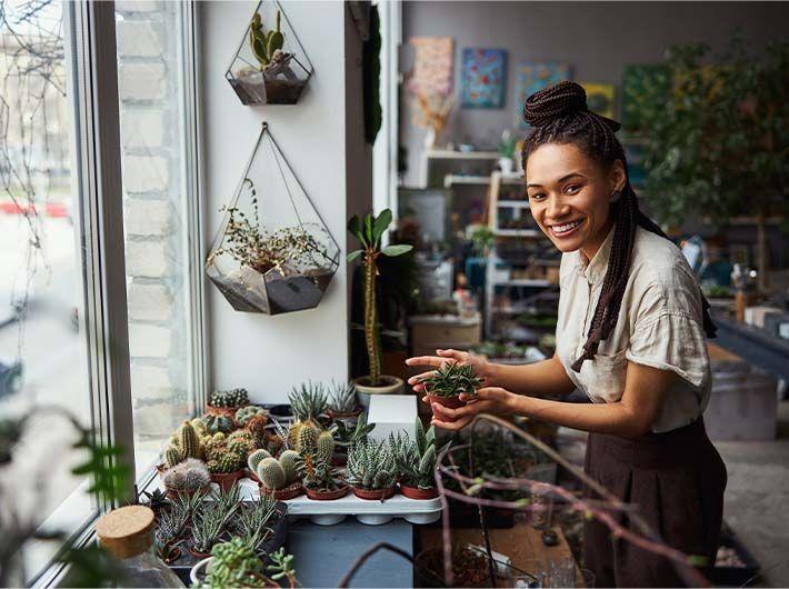 Une conseillere en jardinerie entrain de ranger son rayon