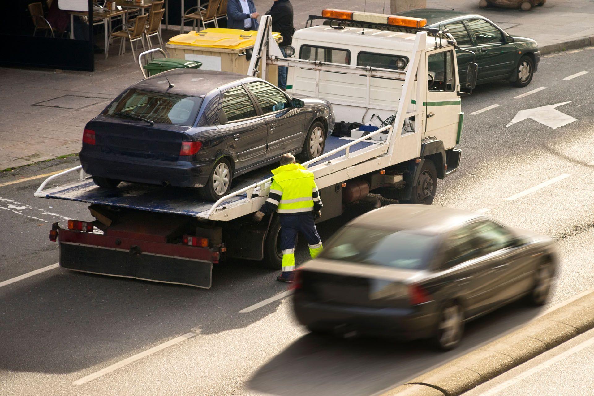 Un dépanneur entrain de remorquer une voiture en panne