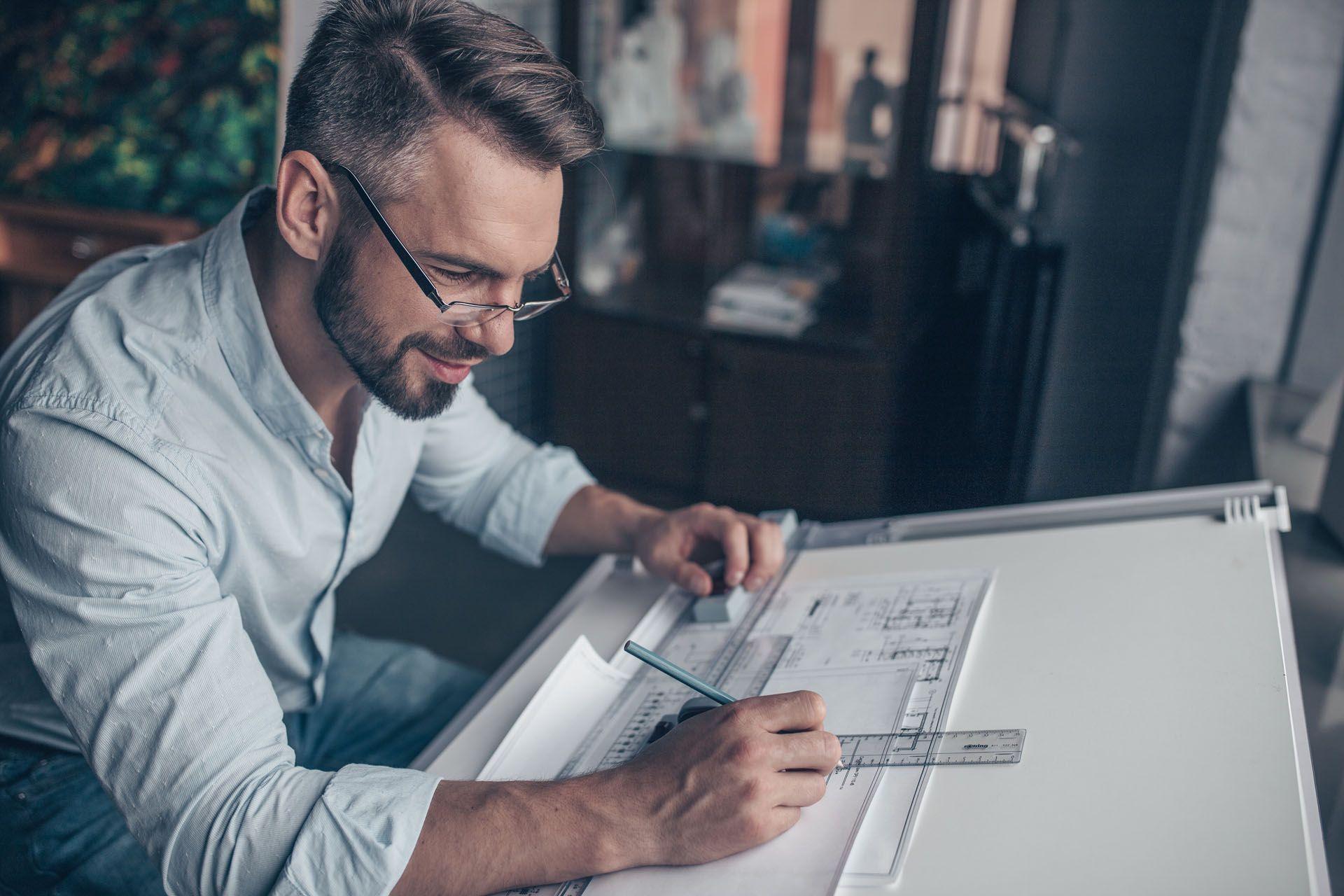 Un dessinateur en bâtiment dans l'exercice de ses fonctions