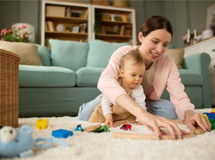 Une nounou qui occupe un enfant