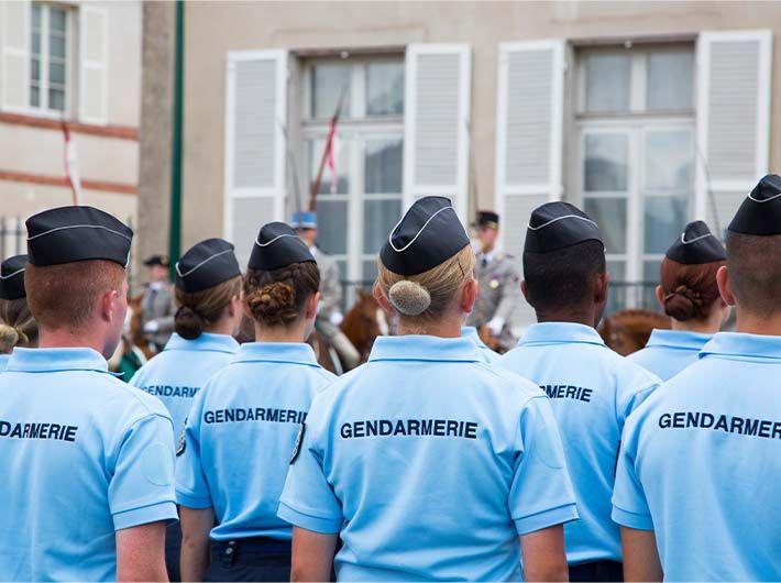 Plusieurs gendarmes de dos
