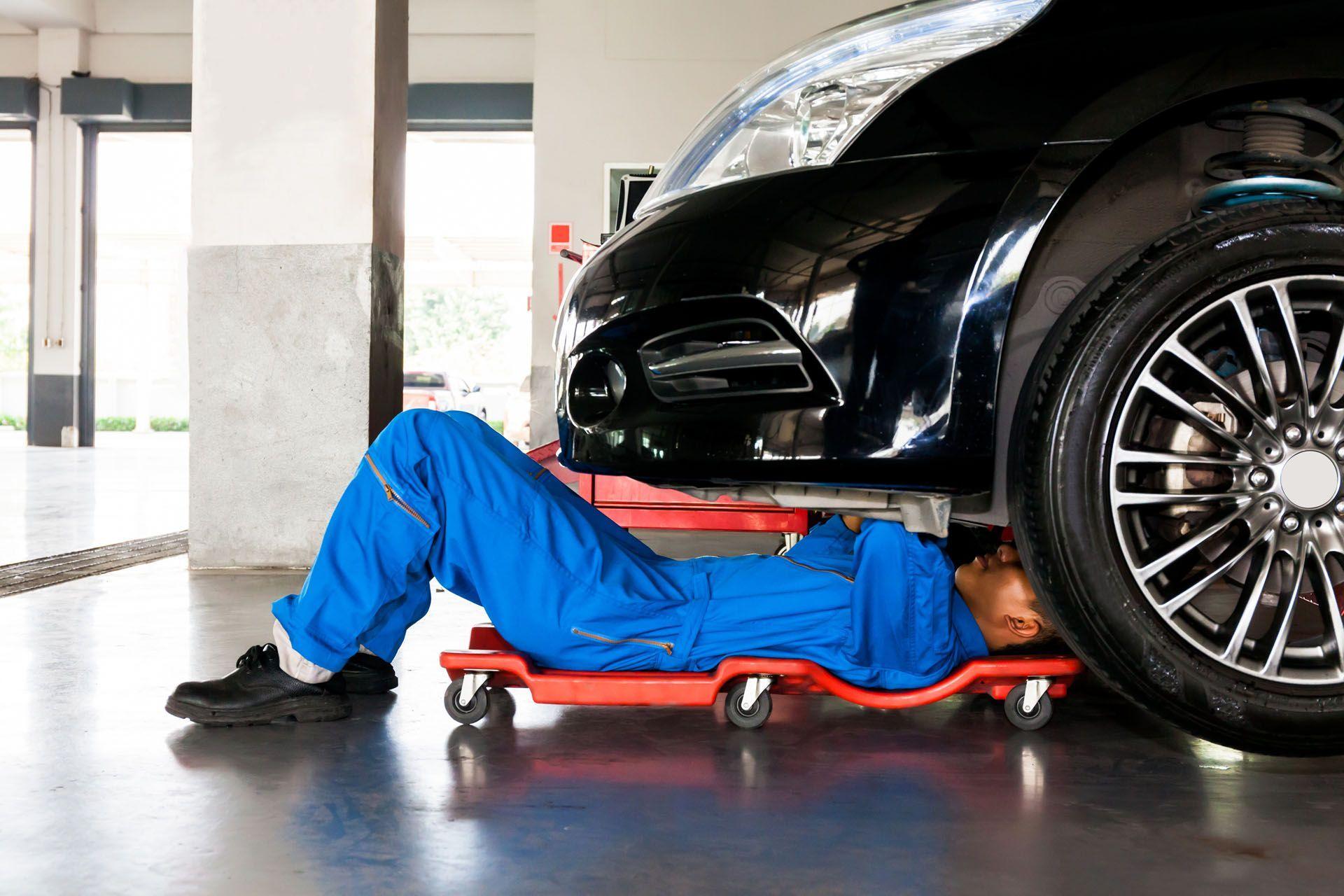 Un mécanicien automobile dans l'exercice de ses fonctions