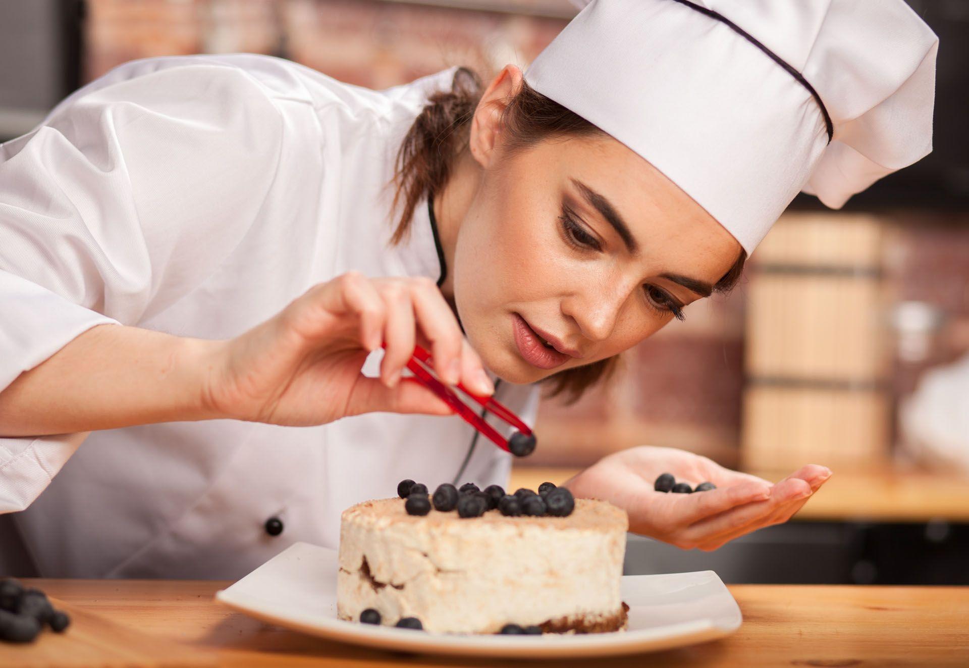 Un pâtissier dans l'exercice de ses fonctions