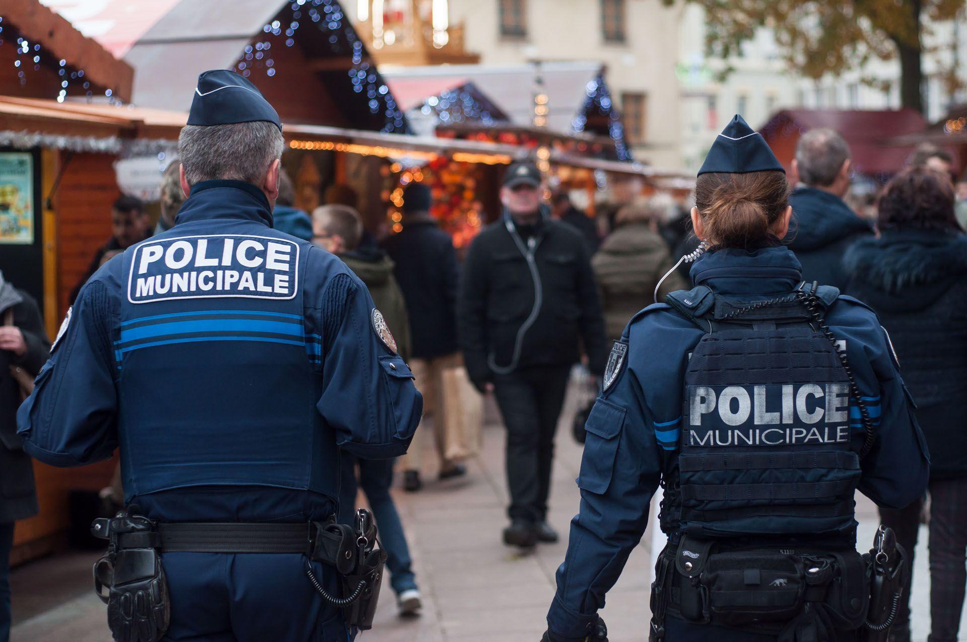 Deux policiers municipaux dans les rues