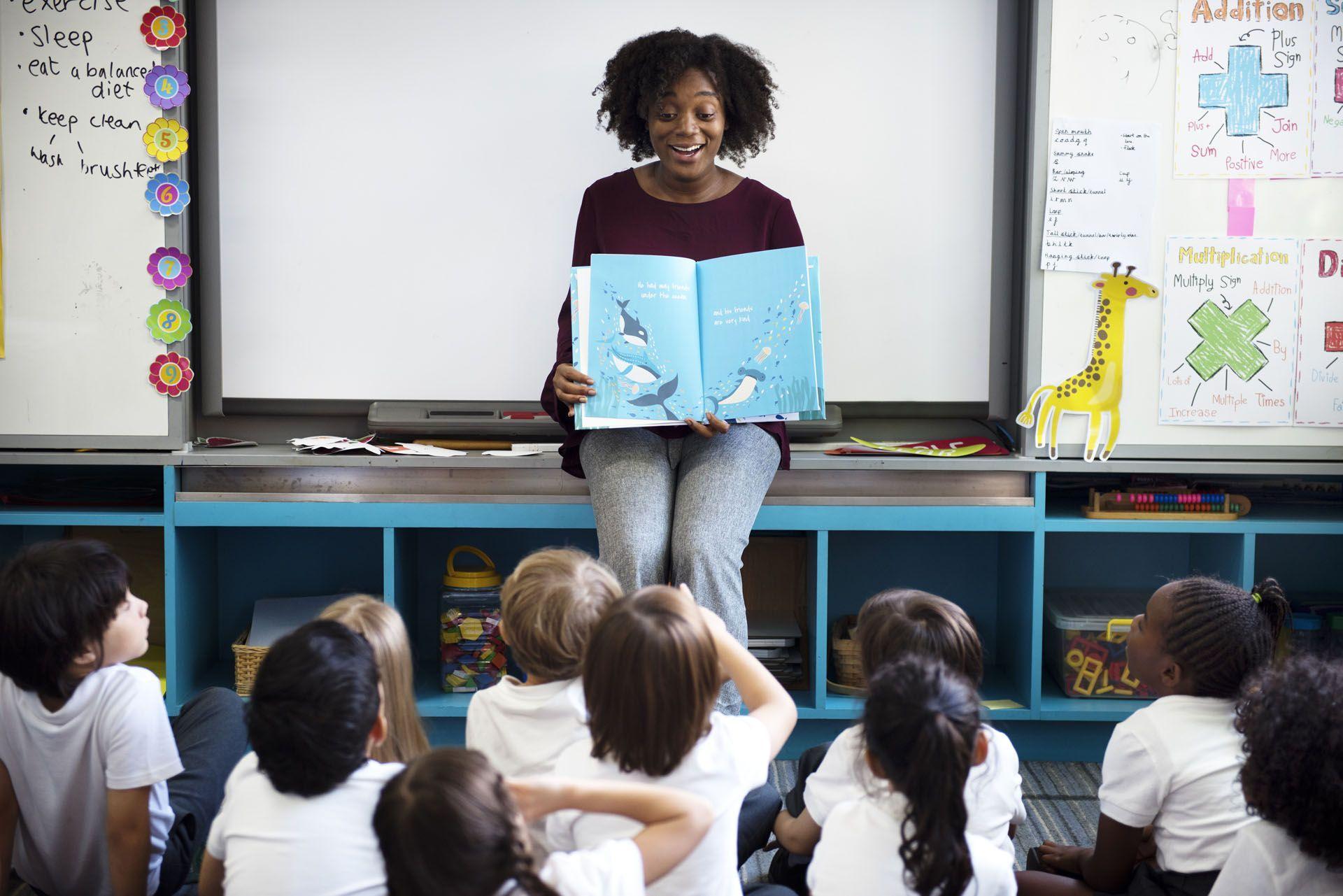 Une agent territorial spécialisé en école maternelle avec plusieurs enfants