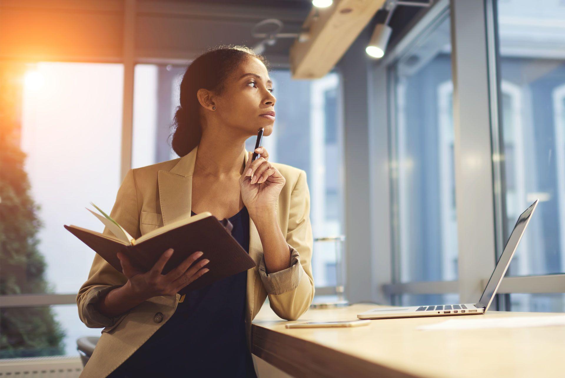 Une femme travaillant dans la fonction publiqe