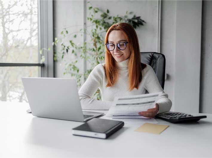 Une responsable paie dans l'exercice de ses fonctions
