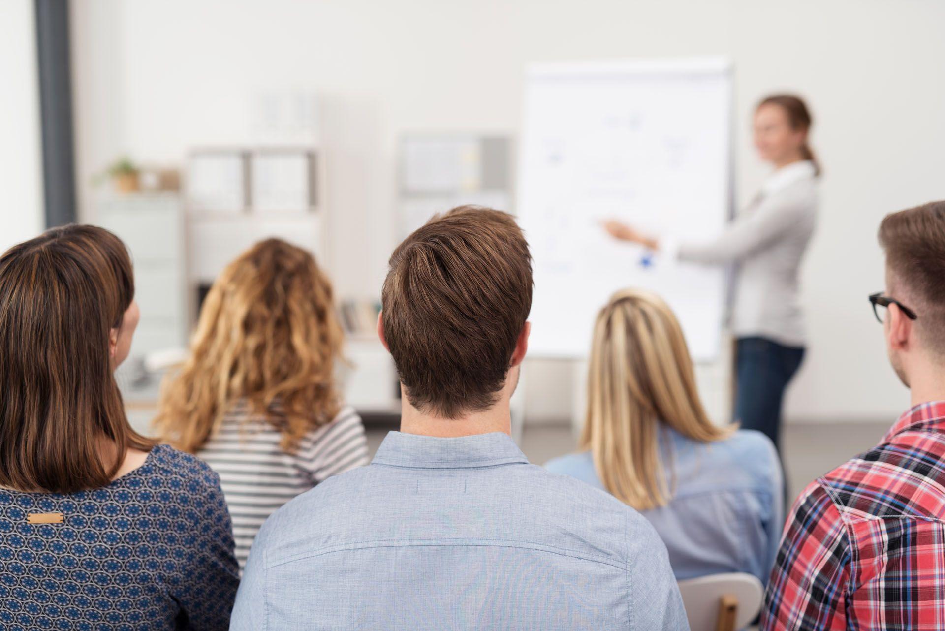 Un formateur professionnel d’adultes dans l'exercice de ses fonctions