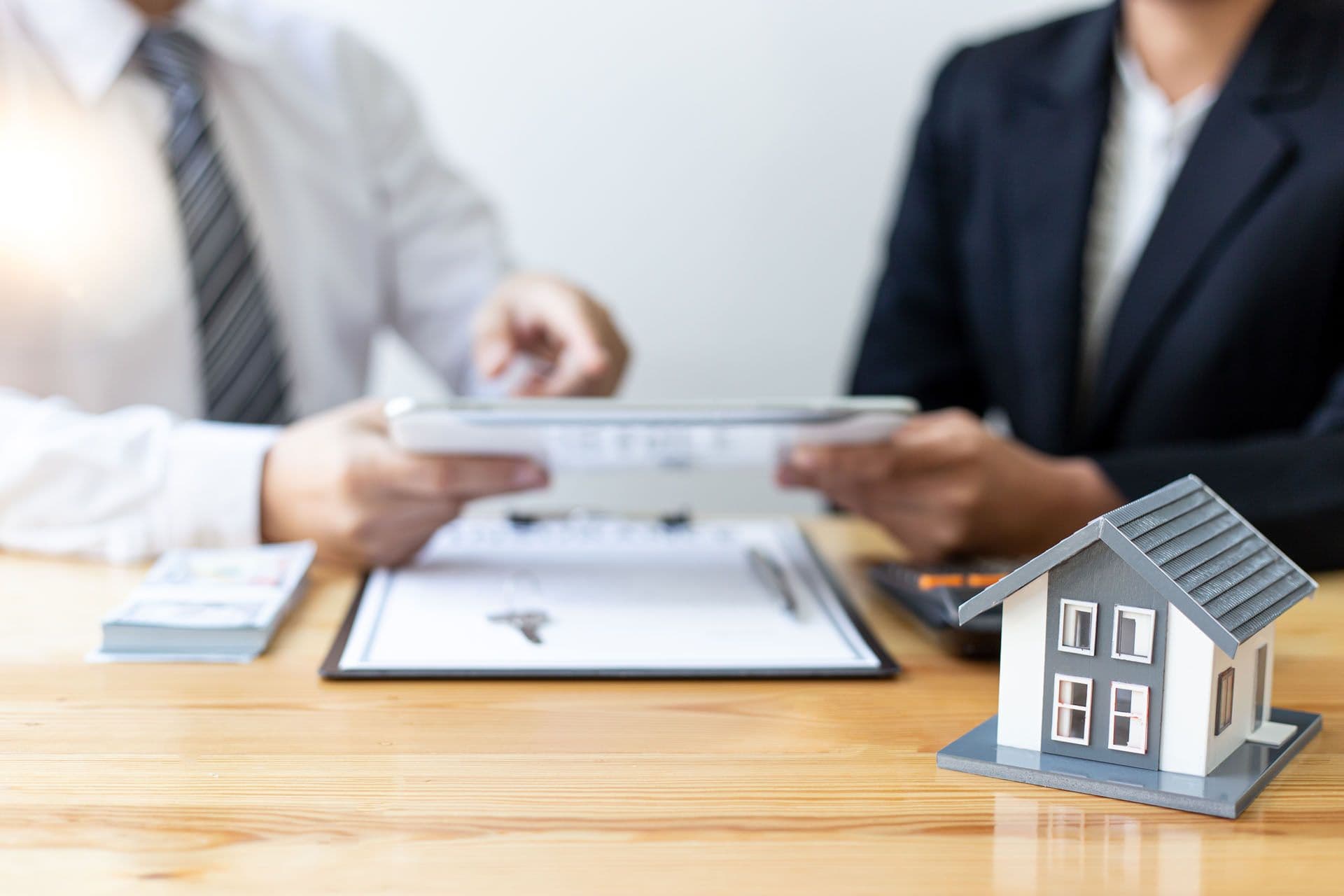 Un assistant immobilier dans l'exercice de ses fonctions