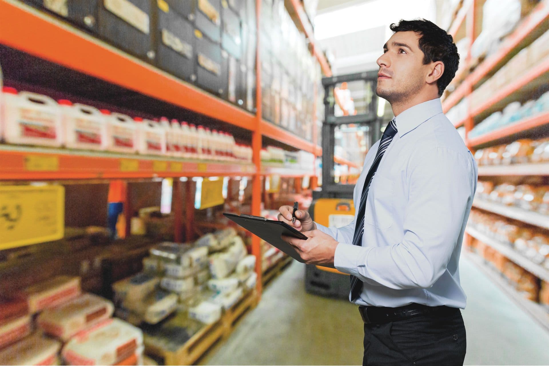 Un chef de rayon dans l'exercice de ses fonctions