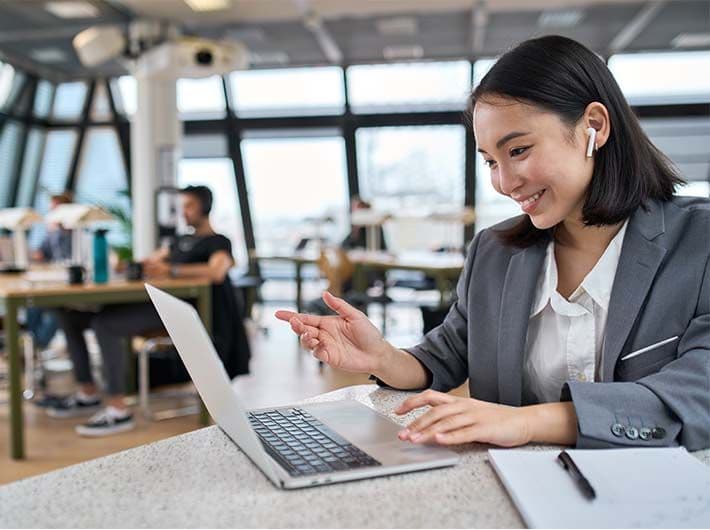 Un conseiller commercial dans l'exercice de ses fonctions