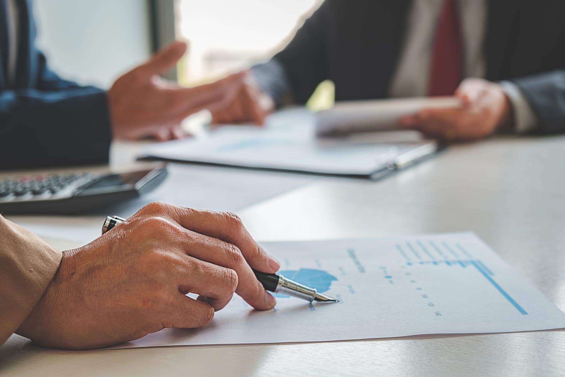 Un contrôleur des impôts dans l'exercice de ses fonctions