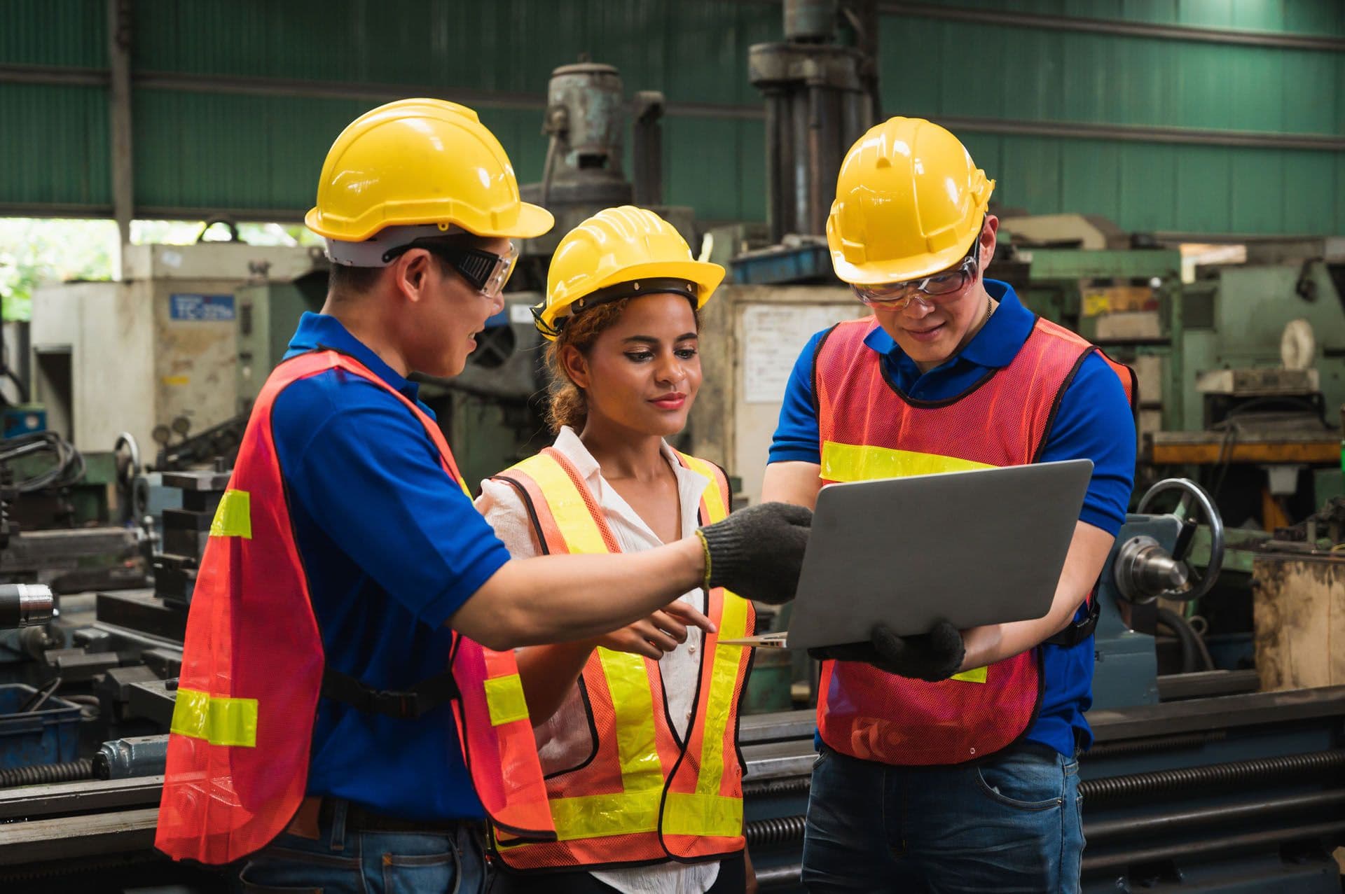 Une coordinatrice de travaux avec ses collegues
