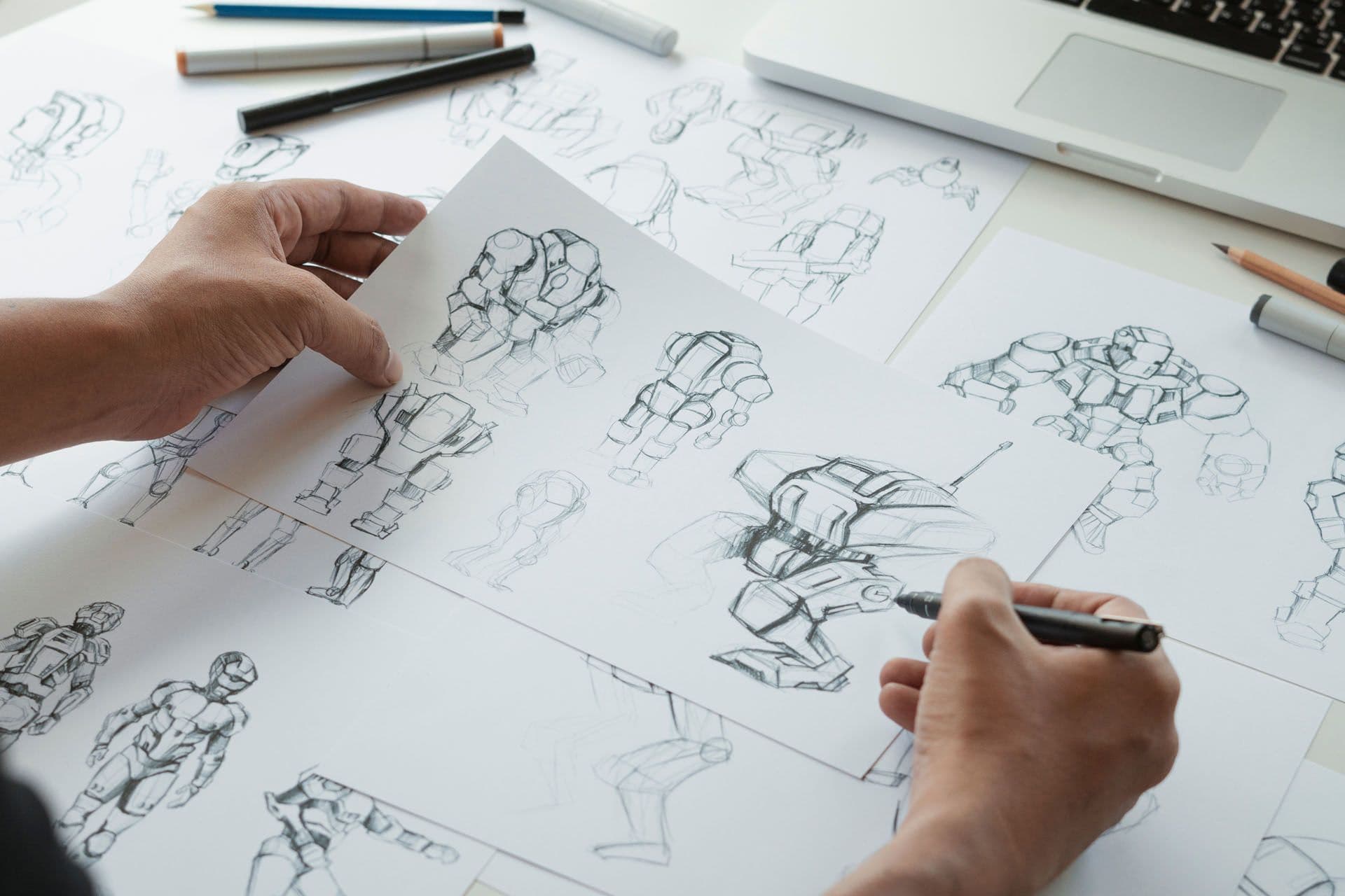 Un dessinateur qui regarde son croquis