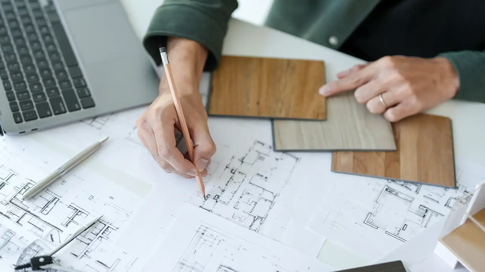 Une décoratrice formée avec Skill & You réalise des plans pour son projet en cours.