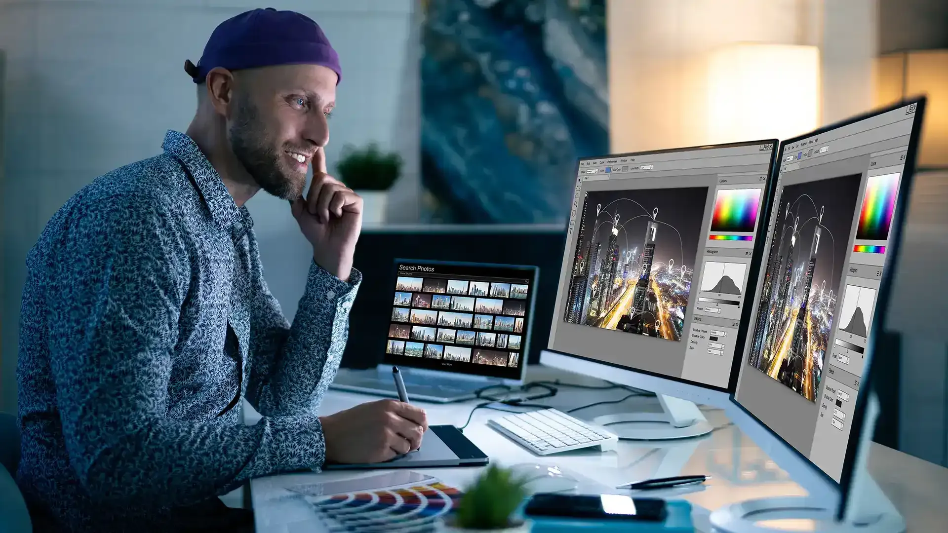 Un graphiste diplômée d'un TP avec Skill & You retouche une photo.