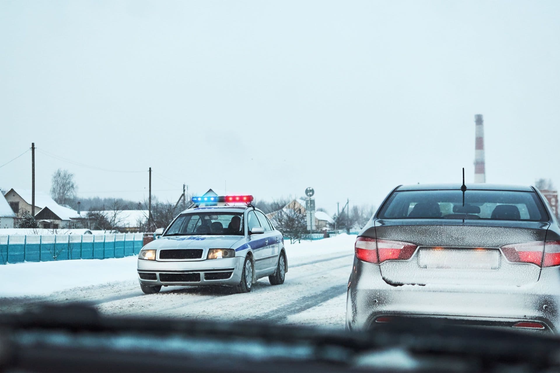 Un gendarme de montagne dans sa voiture