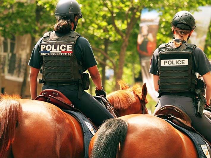 Deux policiers à cheval dans l'exercice de leurs fonctions