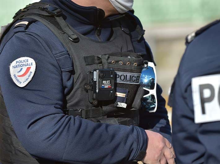 Un policier national dans l'exercice de ses fonctions