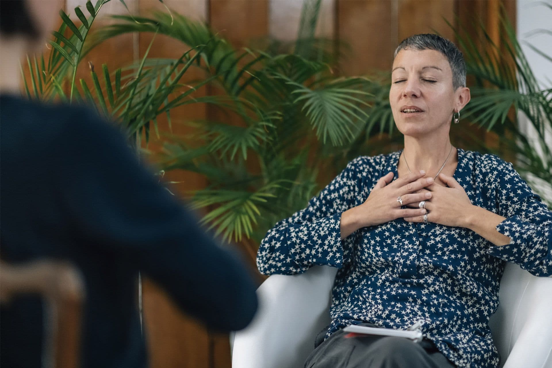 Une sophrologue qui fait un exercice avec un patient