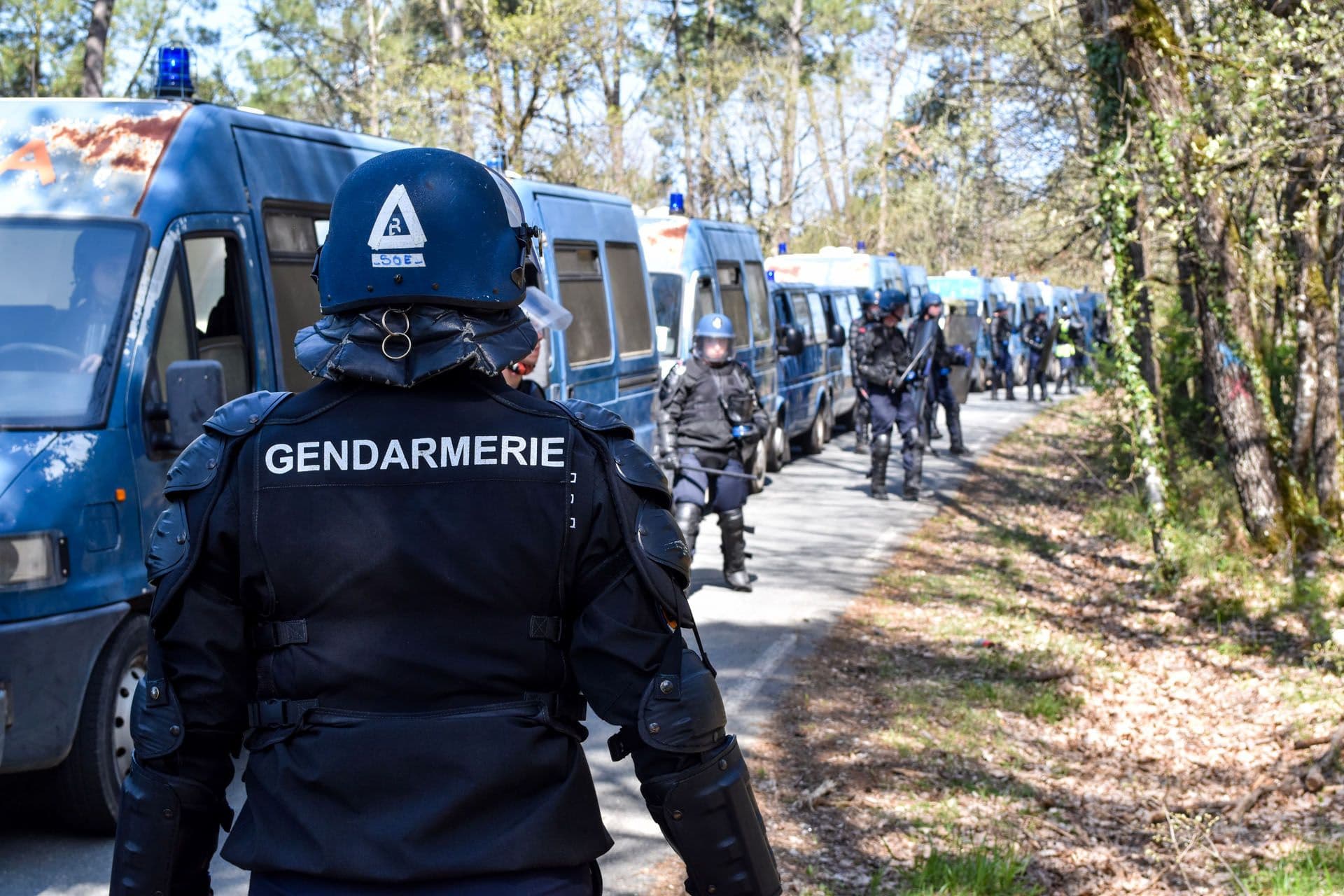 Plusieurs gendarmes et leurs véhicules