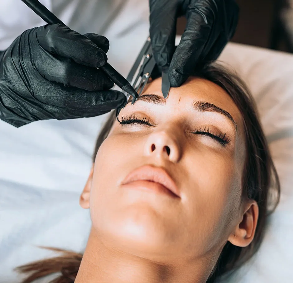 Apprenant en formation esthétique pratiquant une technique de microblading des sourcils sur modèle lors d’un atelier professionnel