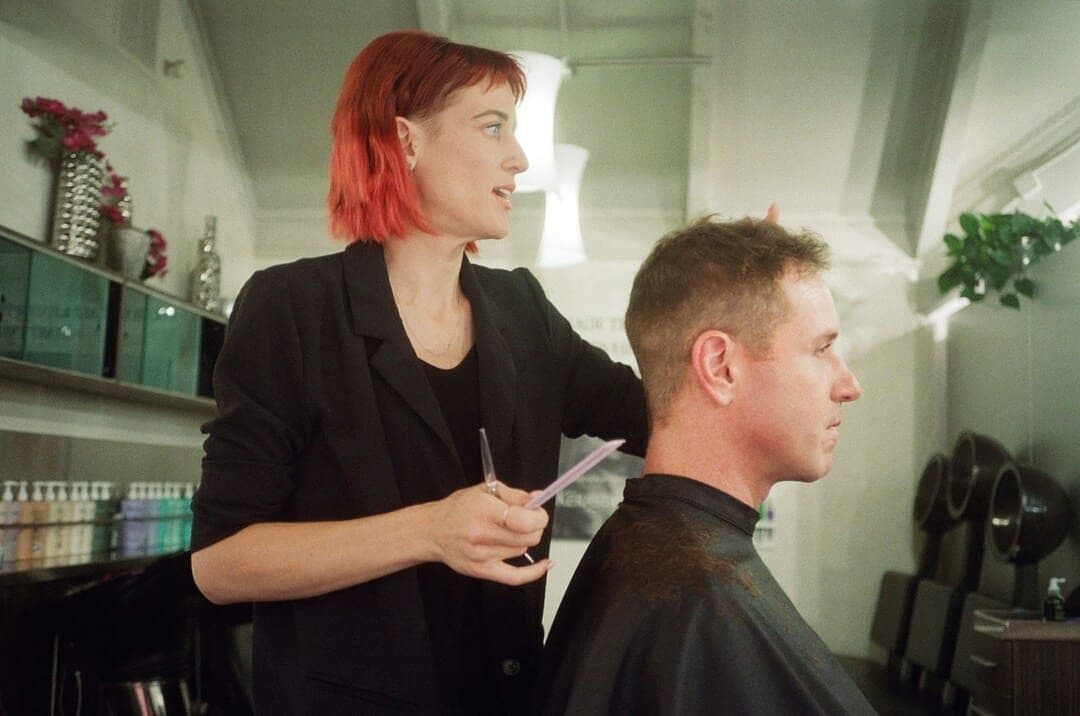 Image Styliste visagiste exerçant son travail